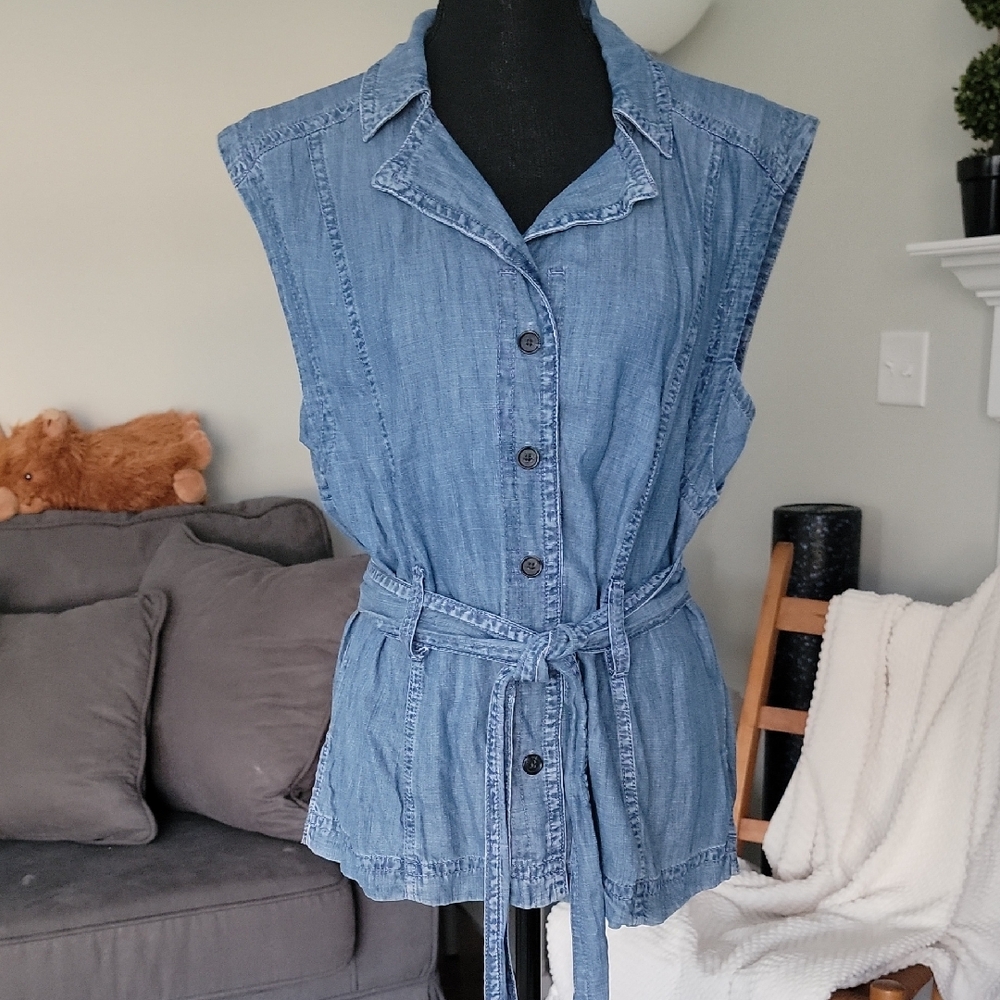Banana Republic Sleeveless Button-Up Top with Tie Belt